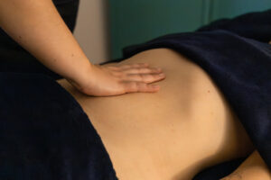Photo d’un ventre lors d’un massage Chi Nei Tsang